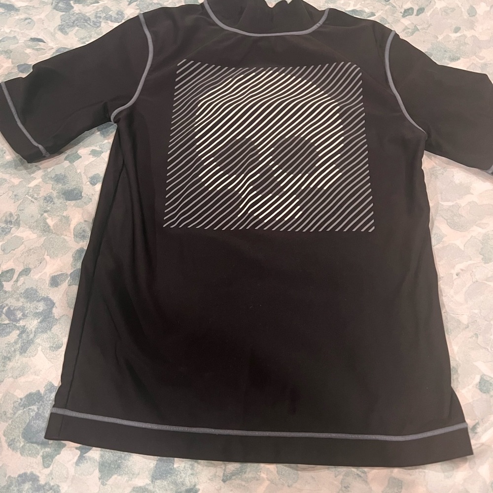 Black rash guard with skull 💀 boys large “like new”